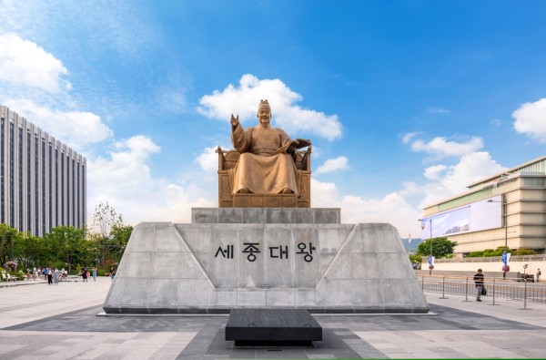 Turul de oras incepe in Piata Gwanghwamun, un loc cu istorie indelungata ce a trecut prin multe transformari iar cea mai recenta este si cea mai impresionanta.