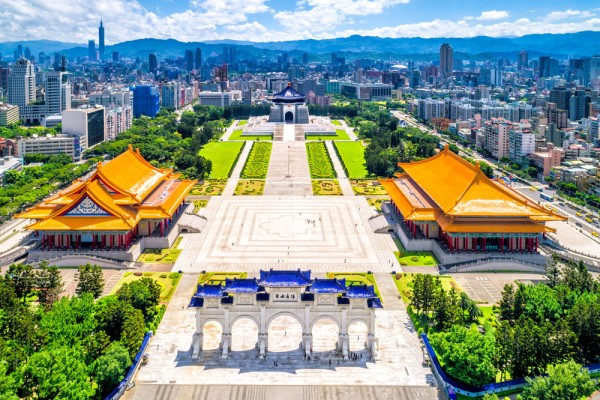Prima data ne indreptam catre Sala Memoriala Chiang Kai-shek care este unul dintre cele mai cunoscute repere ale Taipei-ului si se afla in interiorul unei imense piete ceremoniale numita Piata Libertatii.