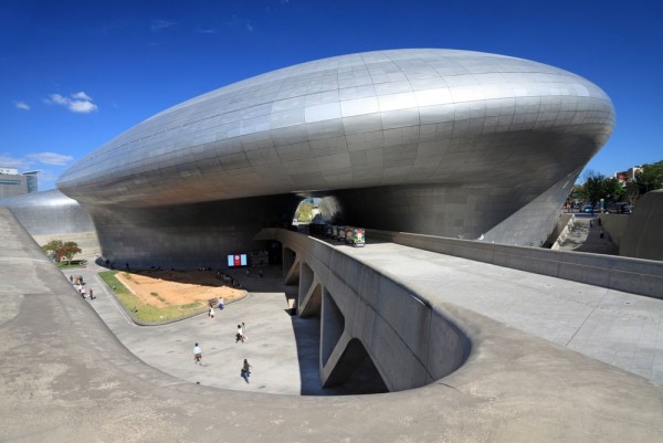 In constrast cu spatiul tradional si linistit al satului experimentam celebra strada Insadong si Dongdaemun Design Plaza, un reper de dezvoltare urbana cu un design futurist.