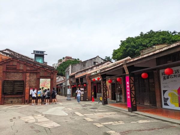 Mai intai pasim inapoi in timp in cartierul Bopiliao unde cladirile istorice din Sec al XVIII-lea spun povestea istoriei Taiwan-ului.