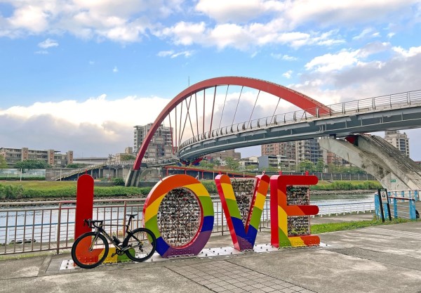 La intoarcere vizitam Podul Curcubeu, unul dintre cele mai cunoscute poduri pietonale din Taipei si un loc popular de relaxare