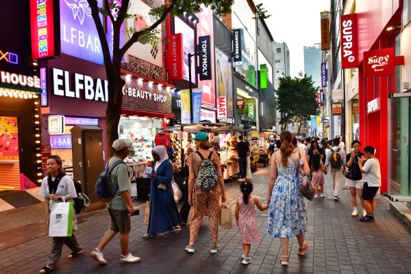 . Turul se termina in cartierul Myeongdong, locul ideal pentru ultimele cumparaturi si suveniruri care sa ne aduca aminte de calatoria noastra.