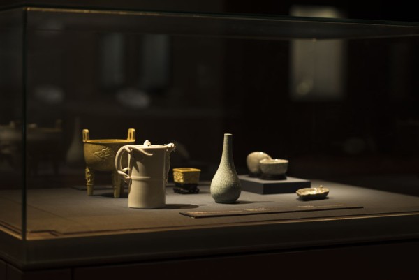 Colectiile cuprind picturi, carti rare, piese ceramice, piese din jad, din bronz si tapiserii, care au fost aduse din China de nationalistii care s-au retras in Taiwan, in 1949.