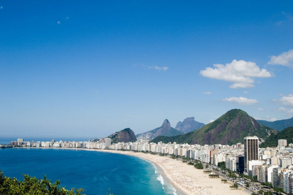 Suntem in Rio, al doilea oras ca marime din Brazilia, cunoscut pentru plajele lungi si spectaculoase, carnavaluri, muzica, dar si fotbal sau paduri tropicale foarte bine conservate.