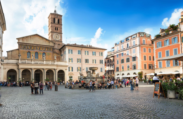 Puteti sa va petreceri seara in cartierul Trastevere, un cartier medieval pitoresc, caracterizat printr-o atmosfera boema.