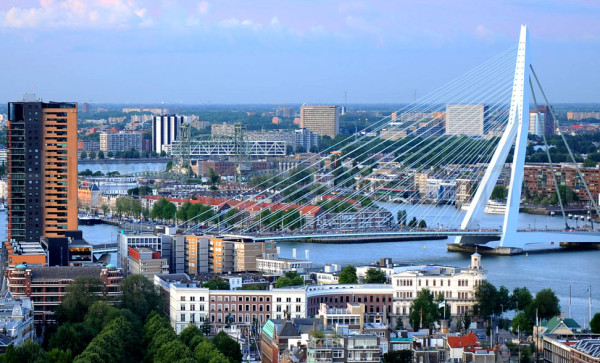 Rotterdam este cel mai important oras comercial al Olandei si in acelasi timp cel mai mare port al Europei.