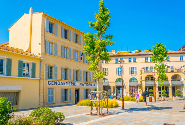 Cea mai noua atractie de aici este Musée de la Gendarmerie et du Cinéma de St Tropez, situat in celebra cladire a jandarmeriei cunoscuta din filmele cu Louis de Funes.