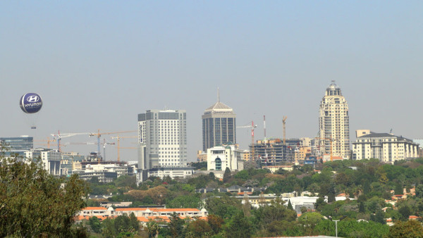 Vom vizita si Sandton–“orasul bursei”, dar si perla rafinamentului in domeniul hotelurilor, restaurantelor, magazinelor sau a cluburilor de noapte.