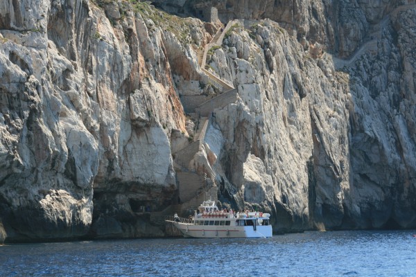 sau puteti vizita Pesterii lui Neptun „Grotta di Nettuno”