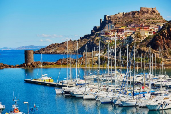 Dupa pranz vom pleca spre Castelsardo, un mic orasel medieval, asezat strategic pe o stanca in dreptul golfului Asinara.