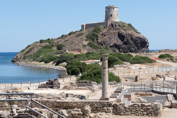 Cateva zeci de kilometri la sud-vest de Cagliari se afla unul dintre cele mai importante situri arheologice din Sardinia si anume Nora un oras prosper, mai intai fenician, mai tarziu cartaginez