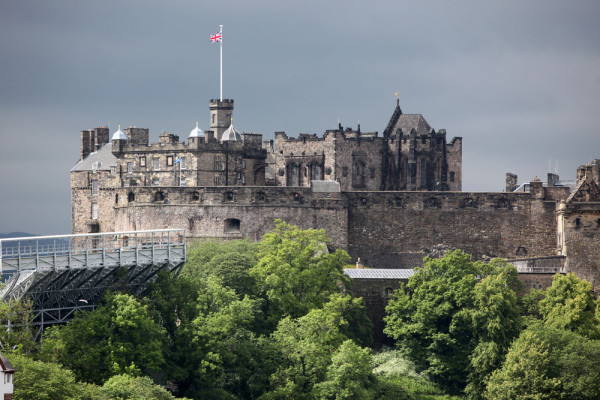 Castelul Edinburgh domina orasul de pe stanca ce se afla la o inaltime de 400 picioare,