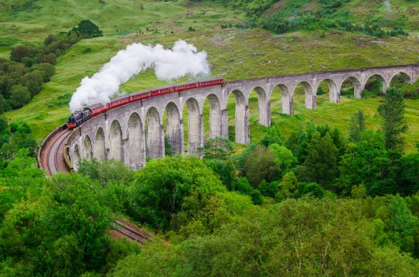 Excursia continua catre Viaductul Glenfinnan, a carei imagine a devenit emblematica datorita filmelor Harry Potter.