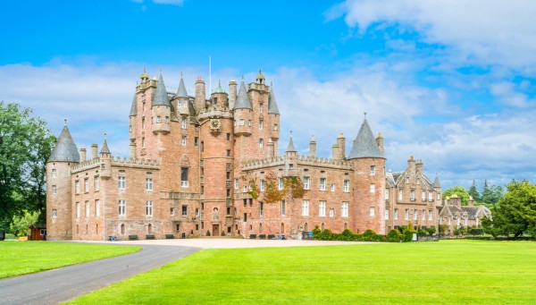 Ultima oprire a zilei va fi la Glamis Castle–care a fost resedinta ancestrala a Contilor de Strathmore si Kinghorne din 1372