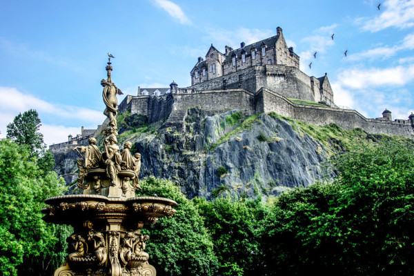 Castelul Edinburgh domina orasul de pe stanca ce se afla la o inaltime de 400 picioare,