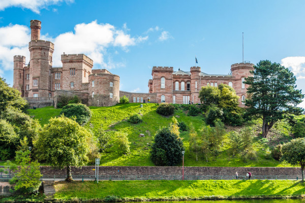 Reprezentativ in istoria locului este Castelul Inverness (stop fotografic), martorul istoriei zbuciumate a Scotiei, locul unde Regele Gaelic Mac Bethad Mac Findláich (MacBeth) l-a ucis pe Regele Scotiei Duncan