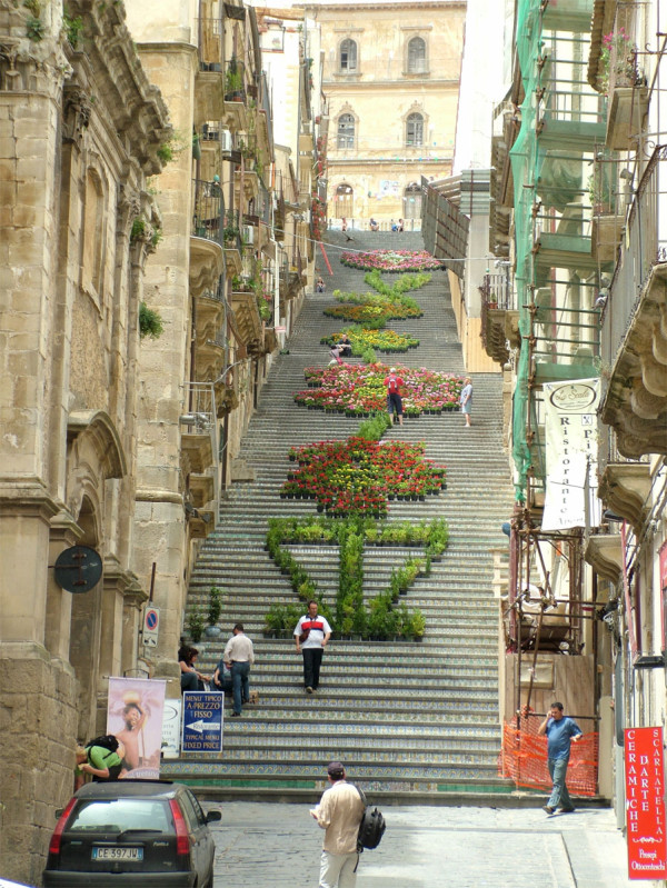 insa si pentru scara monumentala din centrul orasului, scara cu cel mai mare grad de inclinare din Sicilia, care de la distanta pare un adevarat perete vertical decorat cu un mozaic ceramic.