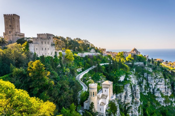Vom porni in cautarea unui castel si a unui sat medieval ascuns intre nori - Erice.