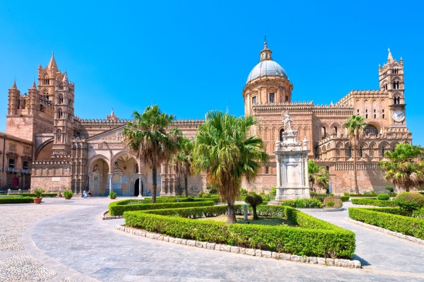 Turul de oras va cuprinde obiective precum: Piata Quattro Canti, Palatul Municipal, Biserica Santa Maria dell’Ammiraglio, Palatul Normanzilor, Catedrala, Palatul Chiaramonte.