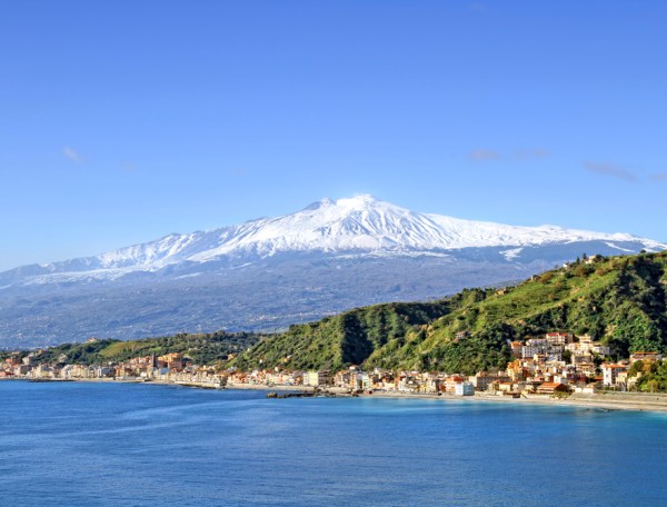 Continuam apoi cu Vulcanul Etna, cel mai activ vulcan din Europa