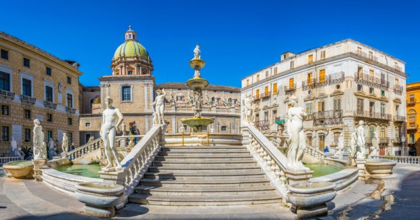 Turul de oras va cuprinde obiective precum: Piata Quattro Canti, Palatul Municipal, Biserica Santa Maria dell’Ammiraglio, Palatul Normanzilor, Catedrala, Palatul Chiaramonte