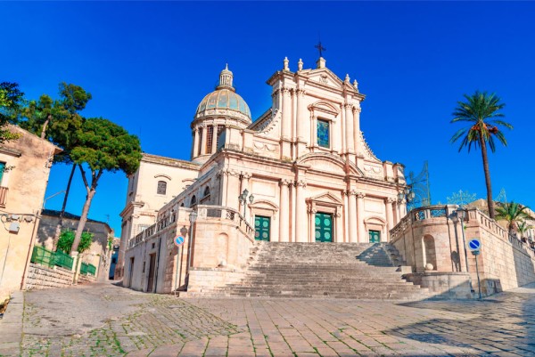 ne vom indrepta pentru inceput spre Comiso – unul dintre cele mai frumoase orase tipic sicilien