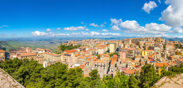 Vom pleca spre Enna– cel mai inalt oras din Sicilia, situat la aproape 1.000 de metri altitudine, in zona centrala a insulei. Vom face aici un Tur pietonal Enna cu ghid local.