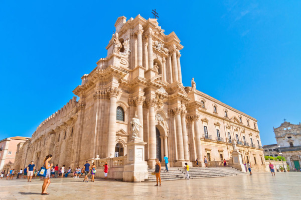 Se viziteaza: Teatrul Grec, Urecchio di Dionisio, Santuario Madona delle Lacrime, L’Isola di Ortigia si Domul.