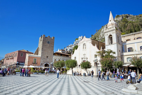 Continuam spre Taormina (centru inscris in patrimoniul UNESCO), un loc frecvent vizitat de aristocratia engleza din Sec al XIX-lea si cunoscut sub numele de \"Monte Carlo al Siciliei”,