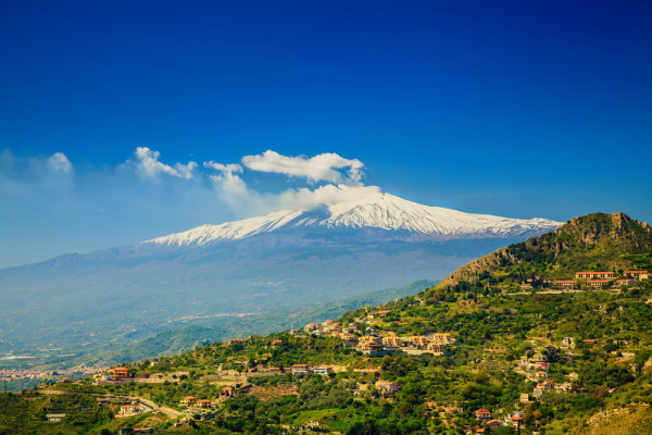 In prima parte a zilei incepem cu vizita la  Vulcanul Etna - cel mai activ si cel mai inalt vulcan din Europa.