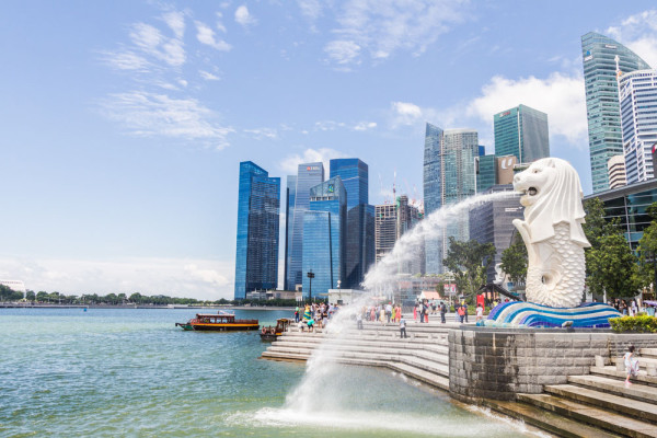 Statuia Merlion, simbolul orasului, o creatura imaginara cu cap de leu si trup de peste, care reprezinta originile umile ale orasului ca sat pescaresc.