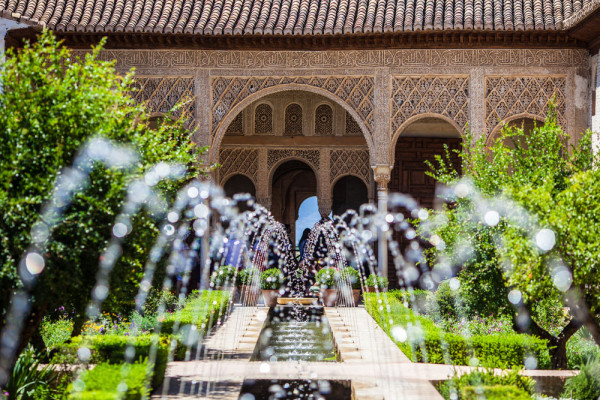 Vom vizita gradinile Alhambrei, palatul si gradinile Generalife.