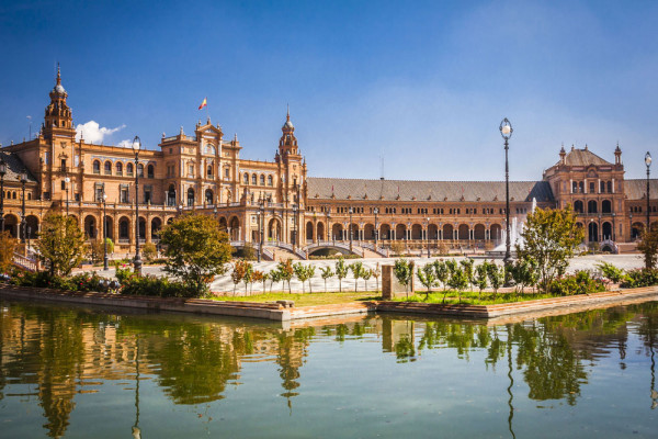 Tur de oras pietonal Sevilla cu ghid local. Incepem cu Plaza de Espagna - una din cele mai frumoase piete din lume situata in parcul Maria Luisa