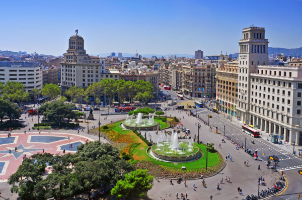 Dupa o oprire pentru fotografii, plecam spre centul orasului unde poposim in Placa  de Catalunya – emblematic reper al capitalei catalane