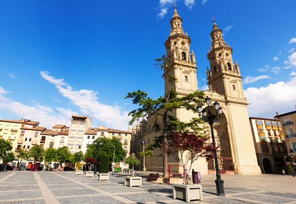 Plecam spre Nord si ne oprim in Rioja la Logrono, capitala provinciei, aflata pe cunoscutul Camino de Santiago