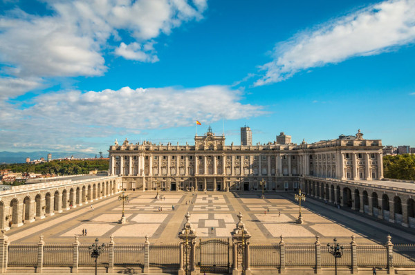 Plaza de Oriente cu Palatul Regal, fosta resedinta a monarhiei spaniole si catedrala Nuestra Senora de Almudena.