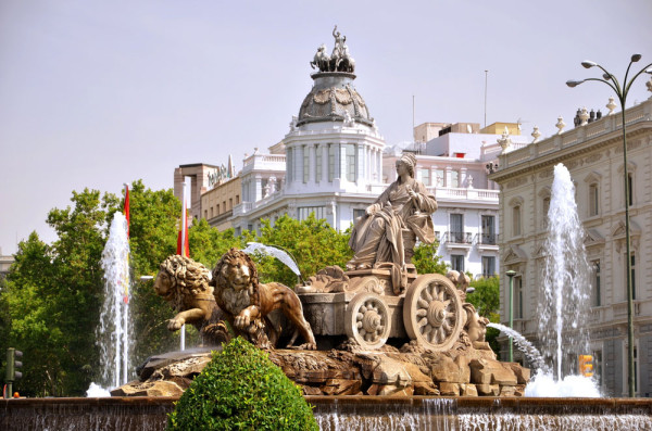 Tur panoramic de oras cu ghid local : Plaza de Cibeles, Paseo de la Castellana,  Plaza de Toros Las Ventas, Plaza de Espana  cu monumentul lui Cervantes si celebrele sale personaje Don Quijote si Sancho Panza,