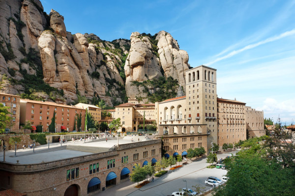 Dupa-amiaza timp liber in Barcelona sau, optional, excursie la Montserrat - loc de pelerinaj si centru spiritual al Cataluniei.