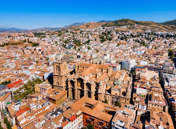 In cursul diminetii va invitam la un tur de oras impreuna cu insotitorul de grup in care vom descoperi o mica parte din acest oras minunat.