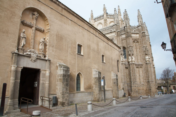 Mergem spre antica Juderia trecand pe langa Capela Santo Tome unde se afla capodopera lui El Greco “Asezarea in mormant a Contelui de Orgaz”, fostele sinagogi del Transito si Santa Maria la Blanca, manastirea San Juan de los Reyes.