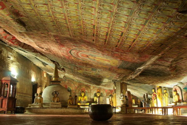 Complexul alcatuit din 5 pesteri, cu peste 2000 de metri de pereti si tavane pictate, reprezinta cea mai mare suprafata de picturi murale descoperita vreodata in lume.