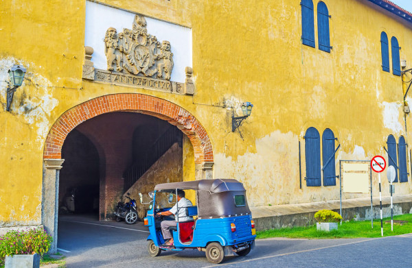 Intalnim aici cea mai mare fortareata olandeza care se mai pastreaza in Asia, azi monument UNESCO si un viu si pitoresc orasel colonial pe care va fi o plăcere de a-l explora pietonal.