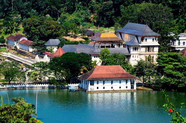 Trecem pe langa malul lacului amenajat de ultimul Rege Sinhala Sri Wickrama Rajasinghe,