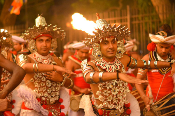 participam la un spectacol cultural traditional.