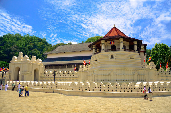 Kandy-ultima capitala a regilor Sri Lankei, inclus in Patrimoniul UNESCO - pastreaza inca vii, intr-un mod incantator, vechi traditii, legende si folclor.