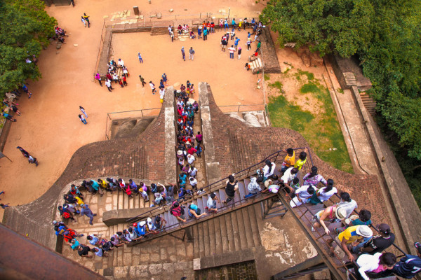 Ascensiunea pe stânca Sigiriya (180 m–accesul se face pe aproximativ 1200 trepte sapate in stanca) este incununata de priveliștile fabuloase asupra junglei înconjurătoare.