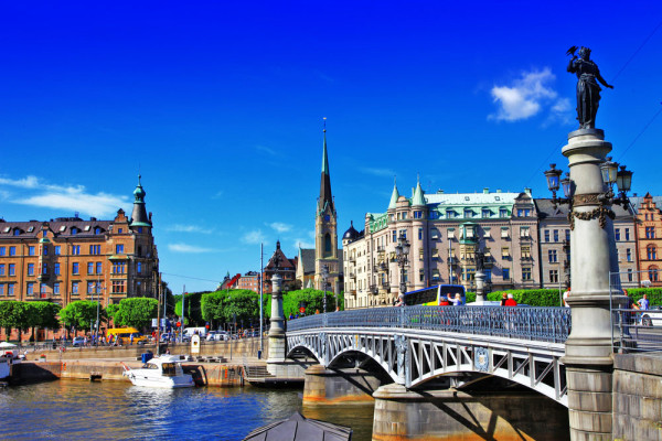Croaziera pe canalele din Stockholm “Under the bridges of Stockholm”. Vom face un tur al orasului de pe apa, trecand pe sub nu mai putin de 15 poduri si 2 ecluze, cu iesire la mare si lacul Malaran.
