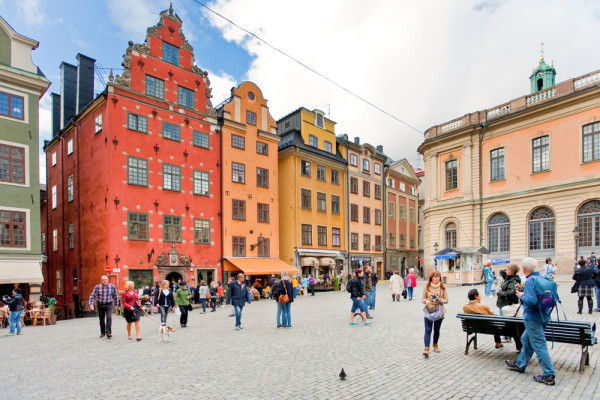 Tur de oras Stockholm cu ghid local. Vom incepe cu orasul vechi sau “Gamla Stan” cu strazile sale inguste, pavate cu piatra.