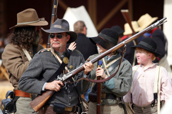 Suntem intampinati de cowboy si serifi, ca in vremurile vechi, in atmosfera vestului salbatic din anii 1880.