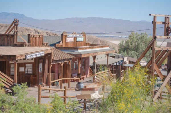 Calico, devenit oras minier in urma descoperirii zacamintelor de argint la poalele muntilor in anii 1881. Orasul a fost restaurat de familia Knott, cunoscuta in mare parte pentru nelegiurile savarsite in California.